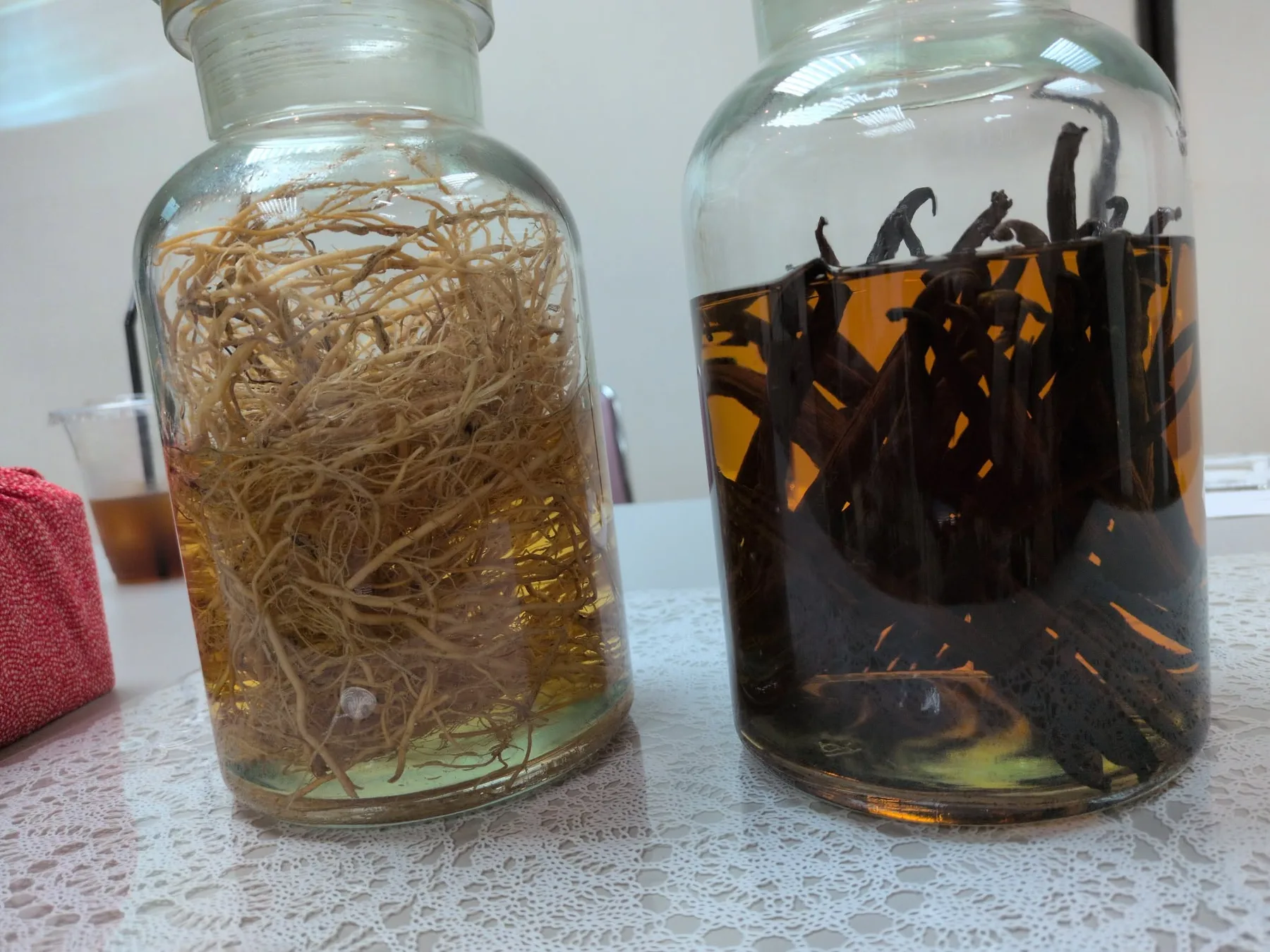植物素材とバニラを漬け込んだ香料瓶